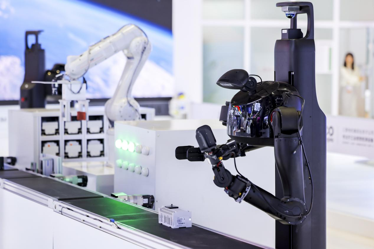 鹿明機器人與三菱電機攜手亮相進博會，以具身智能賦能工業(yè)場景智能化升級